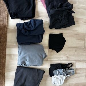 Alo Yoga 11-Item Bundle -
Excellent Condition